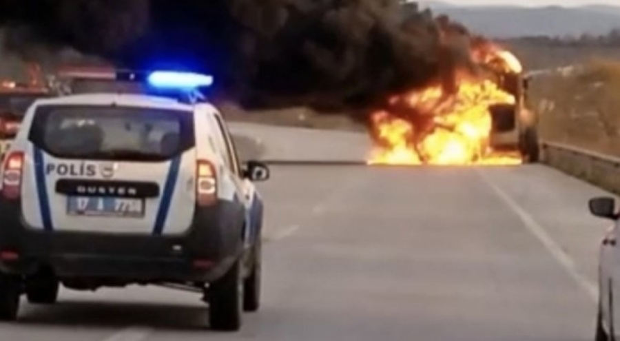 Seyir halindeki greyder alevlere teslim oldu