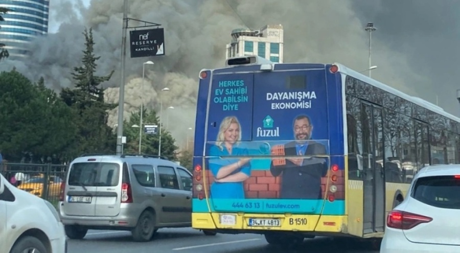 İstanbul'da bulunan AVM'de büyük yangın