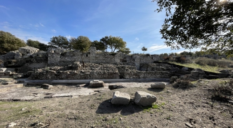 Çanakkale'deki antik kent çarşısı gün yüzüne çıkıyor