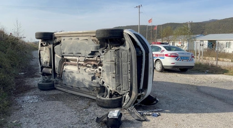 Bursa İznik'te otomobil şarampole uçtu! Yaralılar var