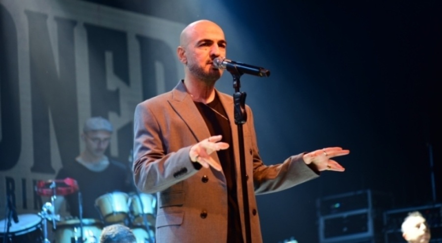 Soner Sarıkabadayı Bursalıları müziğe doyurdu