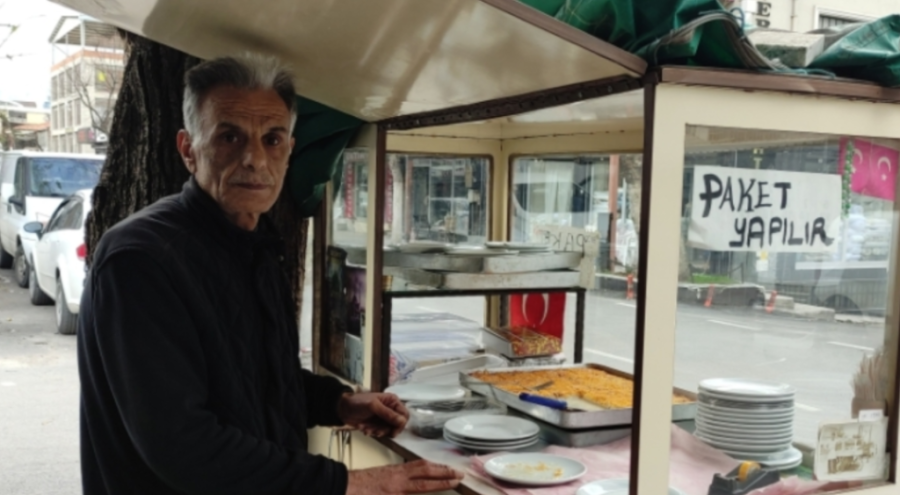 Bursa'nın seyyar tatlıcısı 40 yıldır aynı yerde
