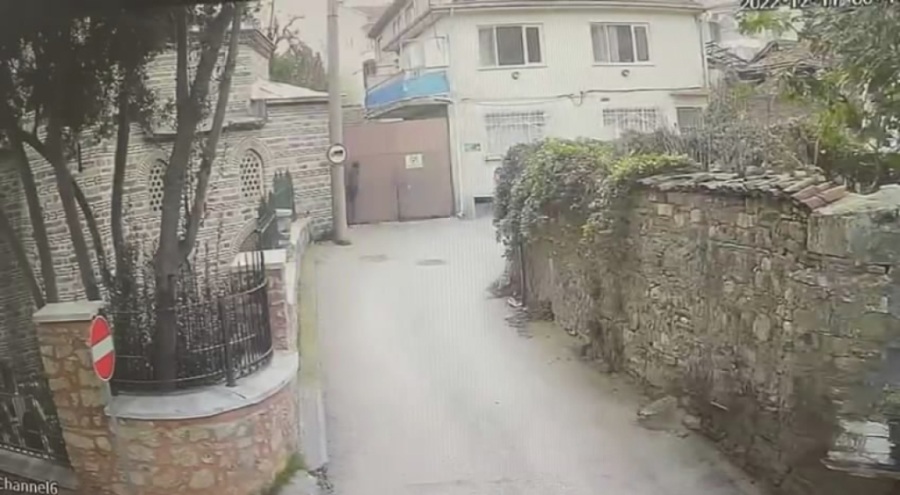 Bursa'daki caminin kubbesindeki kurşun levhaları çaldılar
