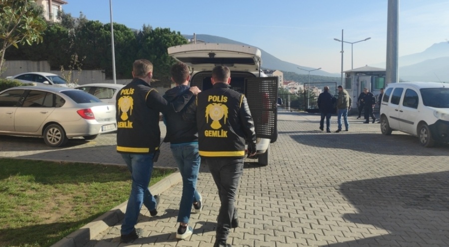 Bursa'da araçların camlarını kırıp hırsızlık yapan şahıs tutuklandı