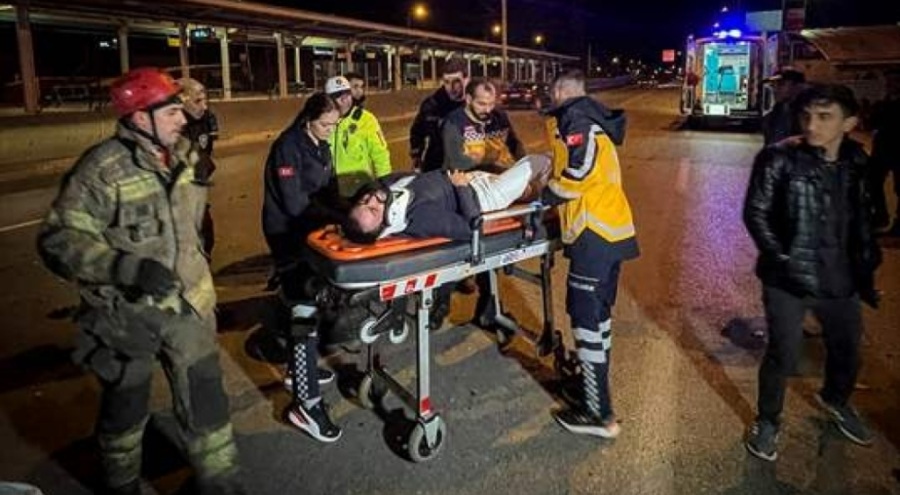 Bursa'da bariyerlere çarpan araç takla attı! 2 yaralı