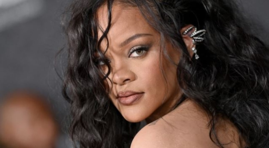 Rihanna bebeğinin fotoğrafını paylaştı
