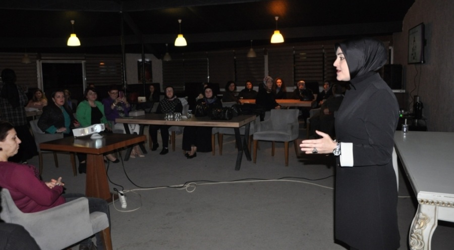 Bursa'da 'Nitelikli Kadın Nitelikli Toplum Semineri'ne yoğun ilgi