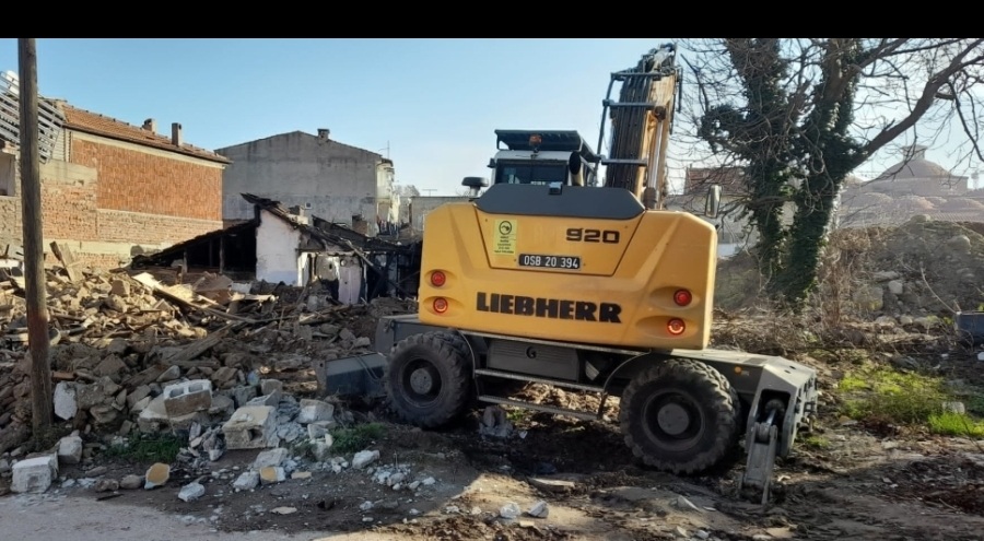 Bursa'da metruk bina yıkımı!