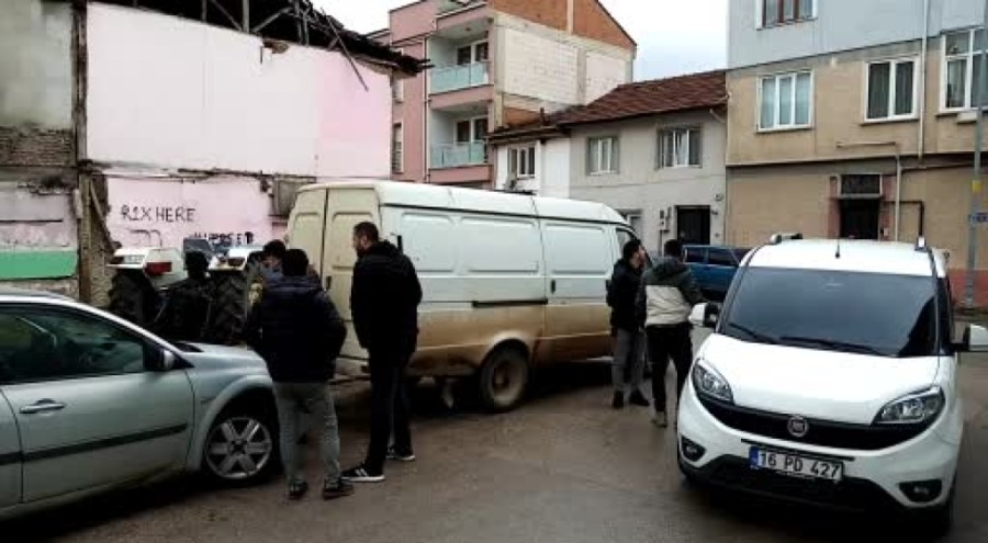 Bursa'da girdiği minibüste mahsur kalan hırsızı polis kurtardı