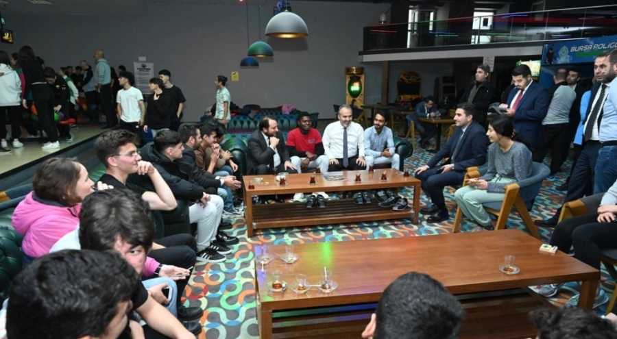 Bursa'da 2 bin öğrenci bowlingte stres atıp eğlendi