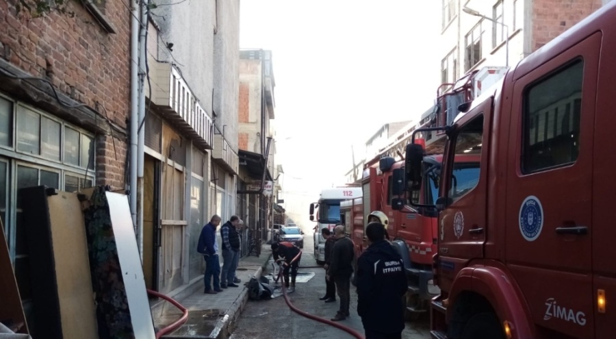 Bursa'da mobilya imalathanesindeki yangın söndürüldü