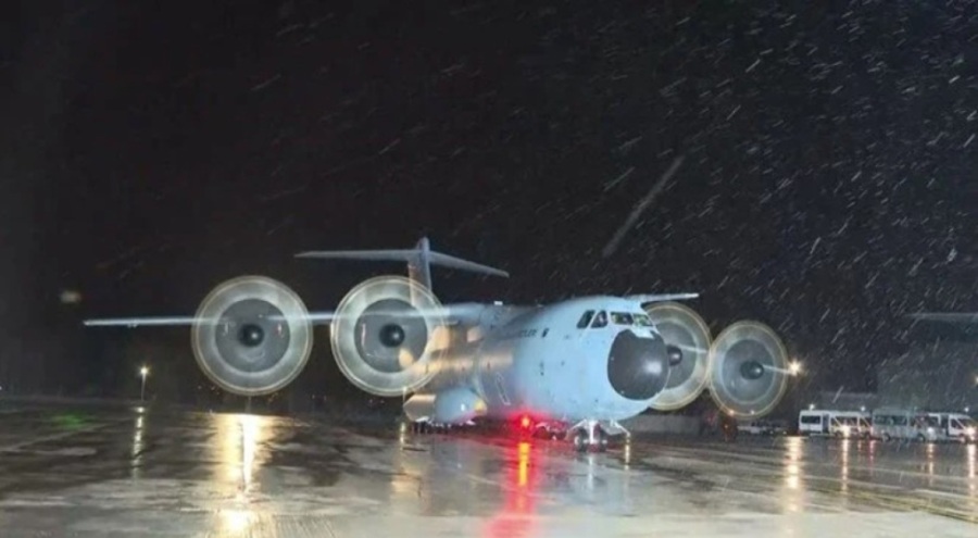 Kiev'de mahsur kalan iki kargo uçağı yurda döndü