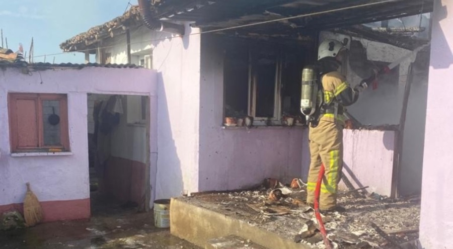 Bursa'da evi yanan kadına komşuları sahip çıktı