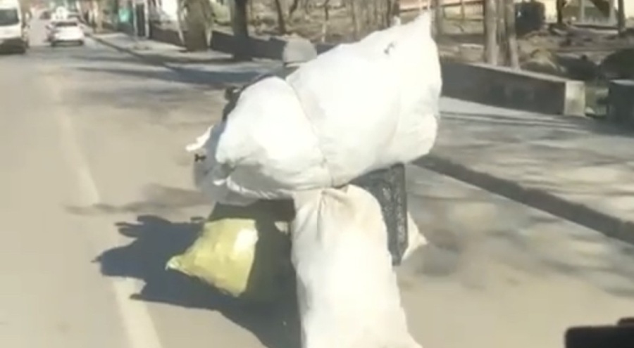 Bursa'da motosikletli sürücünün tehlikeli yolculuğu!