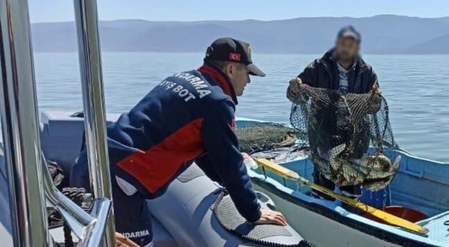 Uluabat Gölü'nde kaçak avlanan balıkçıya para cezası