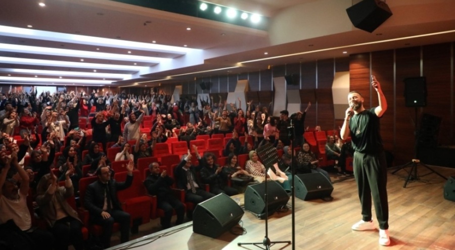 Bursa'da 90'lar Pop Konseri eğlenceli görüntülere sahne oldu