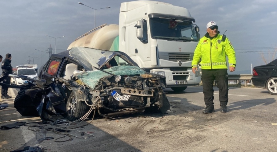 Bursa'da hurdaya dönen otomobilde sıkıştılar