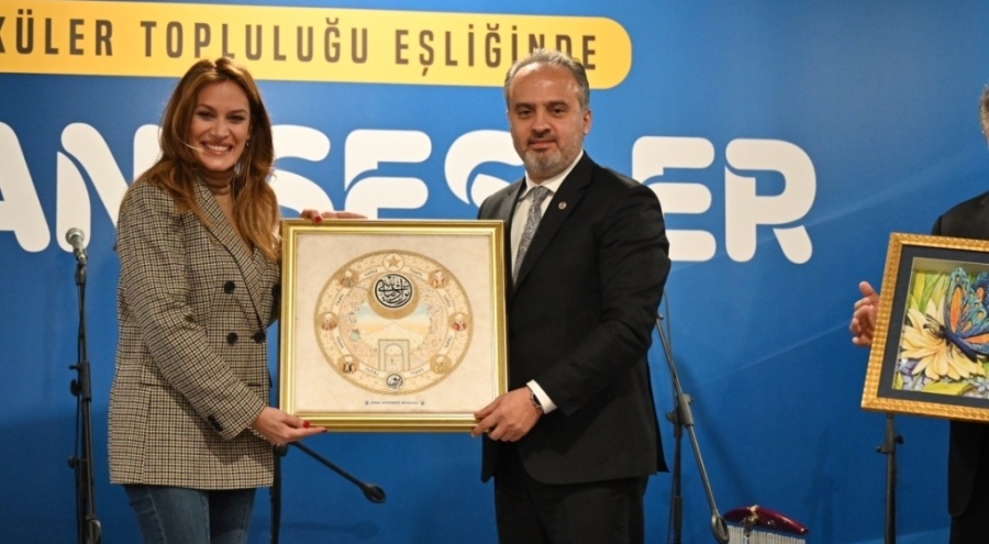 Bursa'da ünlüler gençlerle buluştu