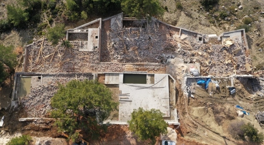 Kaş'taki 12 kaçak villa yıkıldı