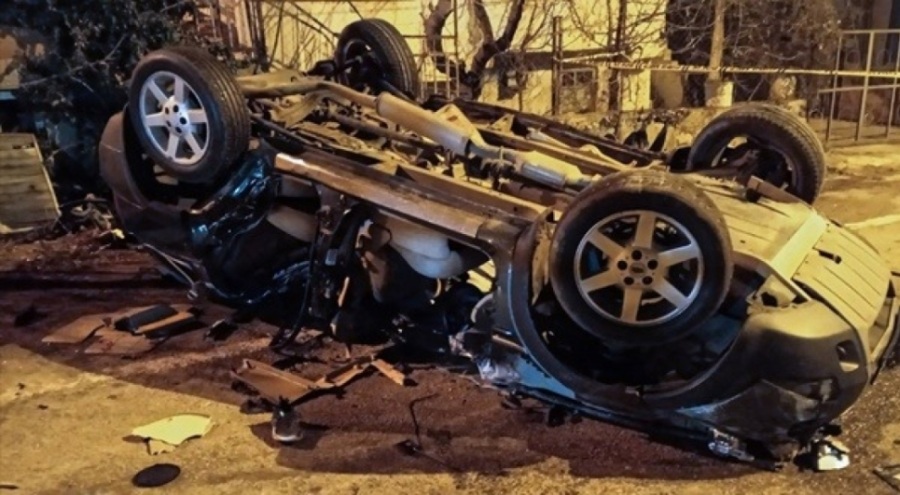 Otomobil bariyere çarparak devrildi: 2 ölü