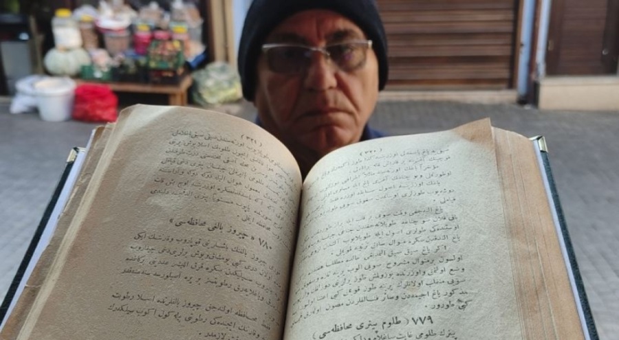 Bursa'da 300 yıllık yemek kitabını satıyor