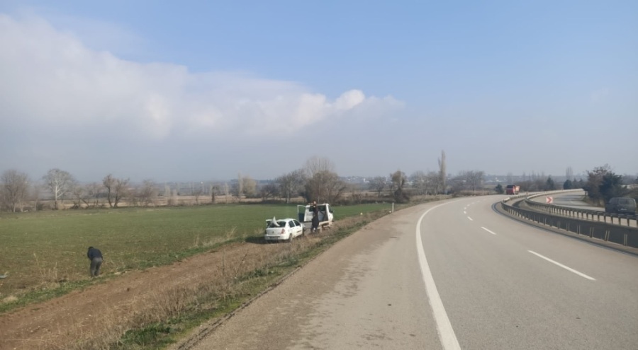 Bursa'da kontrolden çıkan araç tarlaya daldı: 3 yaralı