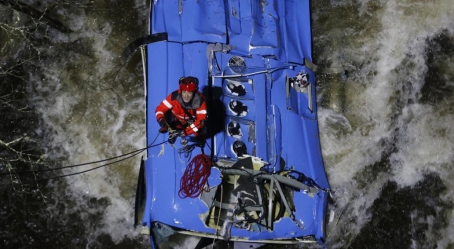 Yolcu otobüsü Lerez Nehri'ne uçtu
