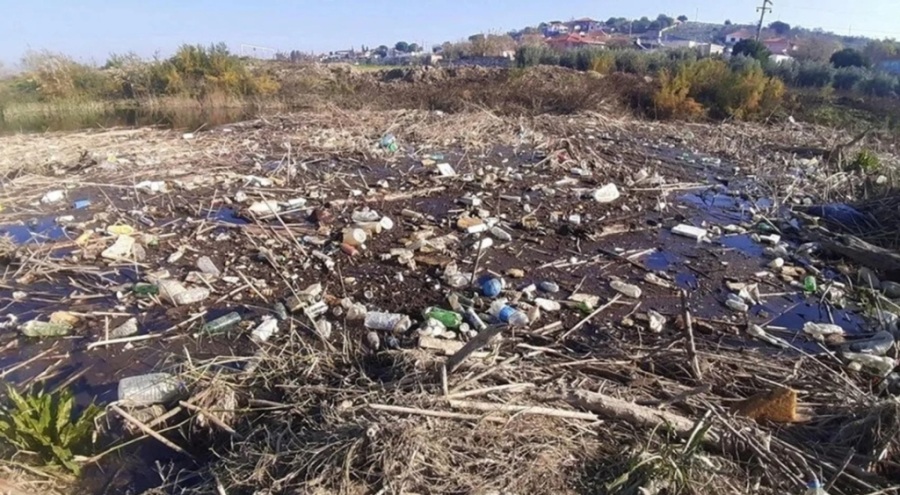Menderes Nehri çöplüğe dönüştü