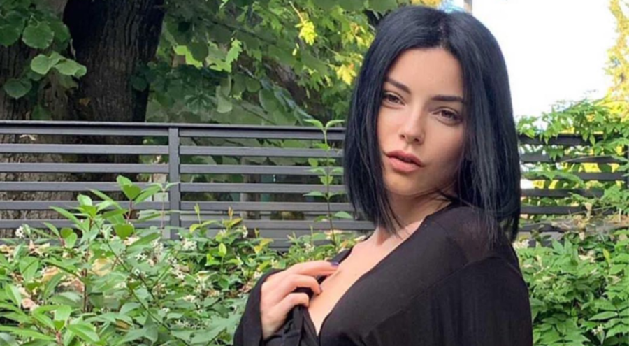 Merve Boluğur'dan kırmızı mayolu poz