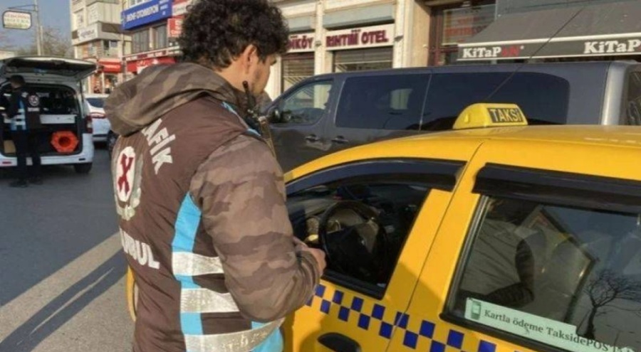 Taksi kullanırken çay içen taksici ceza yedi, 'Nasıl içeceğim bunu' dedi!