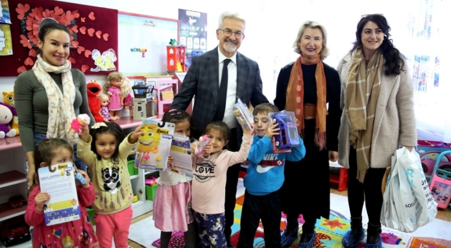 Bursa Nilüfer Belediye Başkanı Erdem yılbaşı öncesi çocukların yüzünü güldürdü