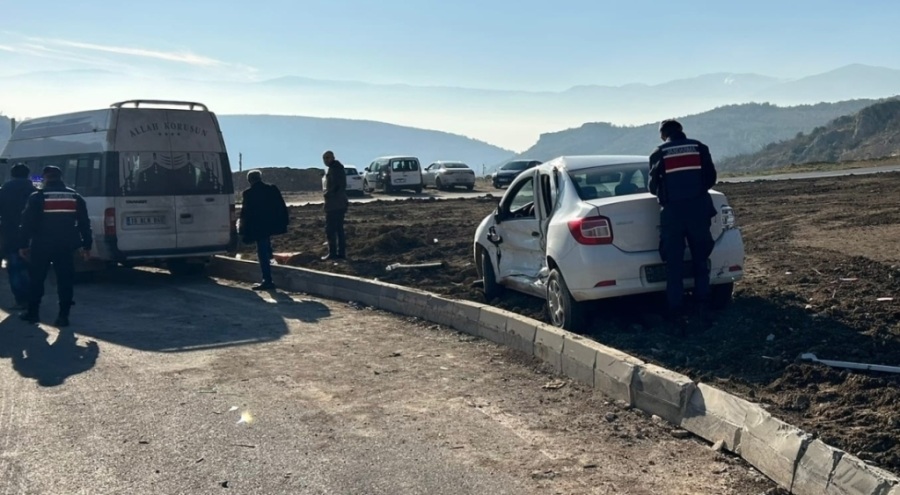 Bursa'da minibüsle otomobil çarpıştı: 1 yaralı