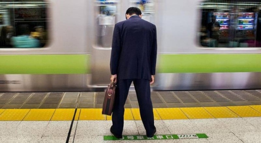 İşe gitmemek için kendini bıçaklamış