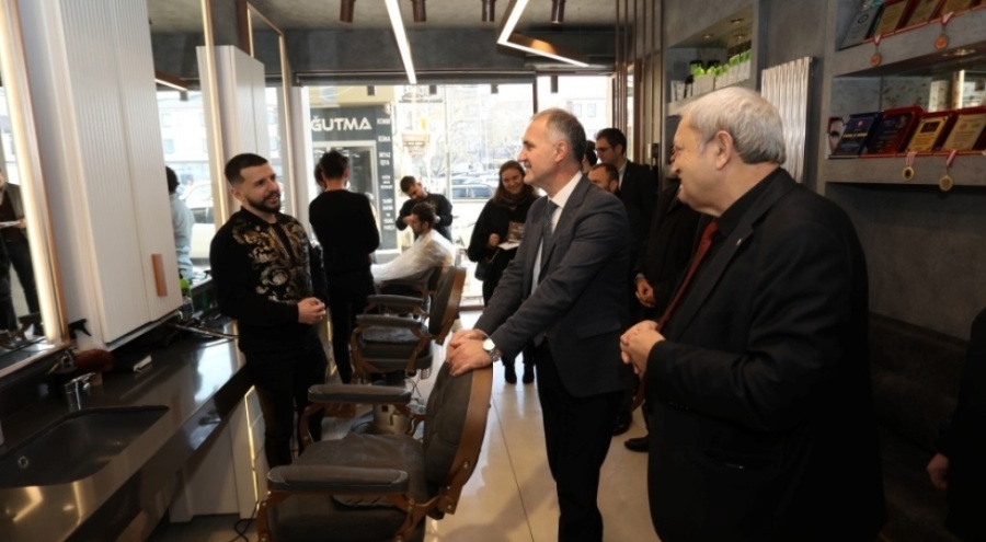 Bursa İnegöl'de berberlere atık jilet kutusu dağıtıldı