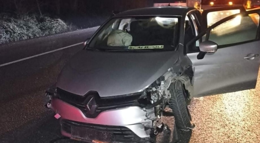 Bursa'da kontrolden çıkan otomobil bariyerlere çarptı