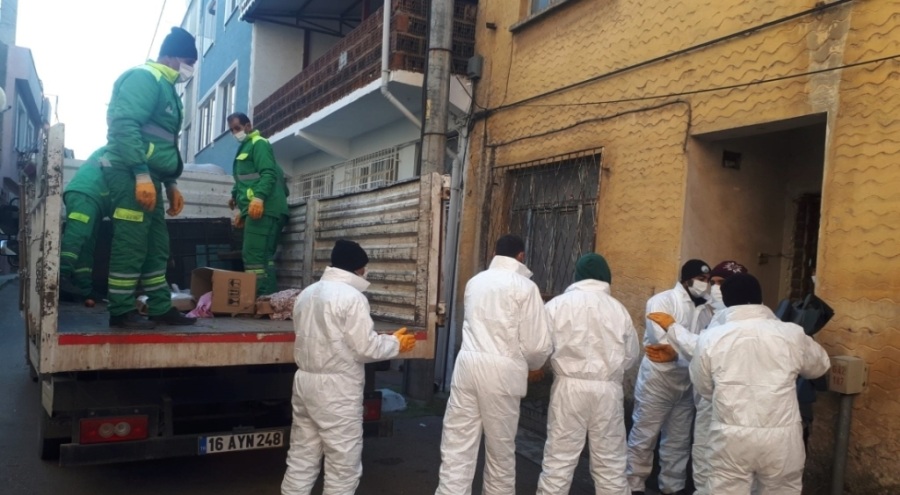 Bursa Osmangazi'de çöp ev temizlendi
