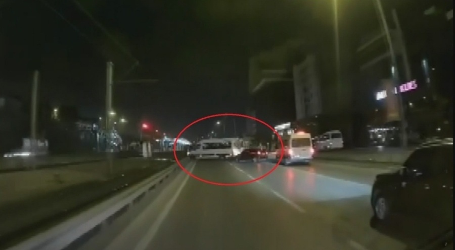 Bursa'da kontrolden çıkan otomobil servise çarptı!