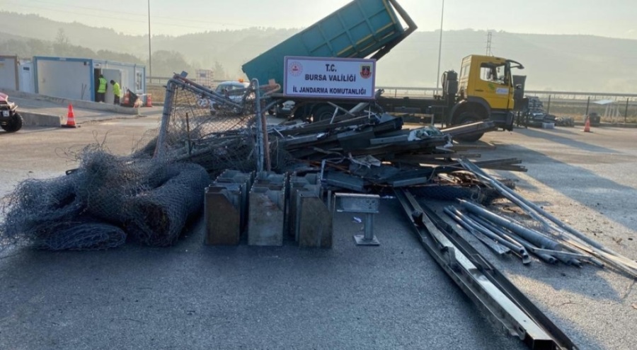 Bursa'da otoyoldan bariyerleri kesip çalan 3 şüpheli tutuklandı