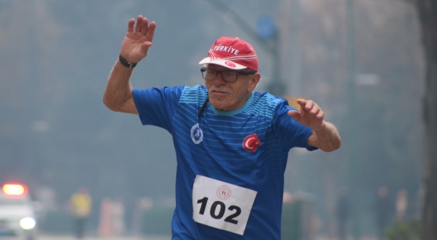 Bursa'da 82. yaşında gümüş madalyanın sahibi oldu