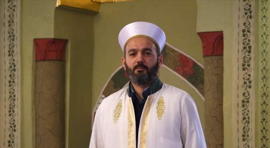 Bursa'da cami imamından engelli çocuğa örnek davranış