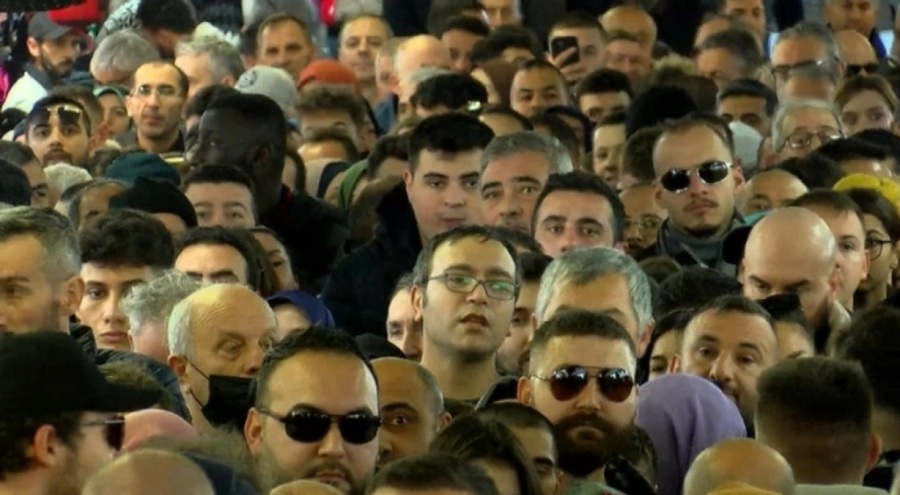 Yeni yıla saatler kala Eminönü yoğunluğu