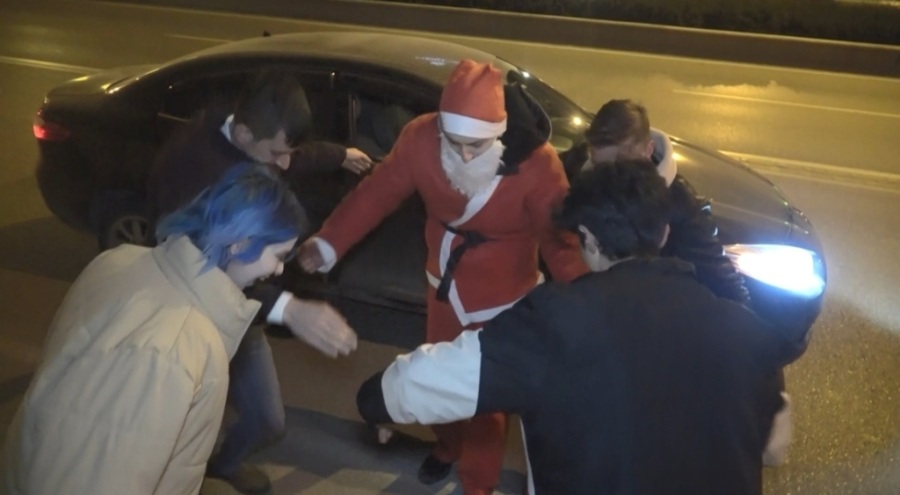 Bursa'da mekandan kovulan Noel Baba yolda kalan vatandaşa yardım etti