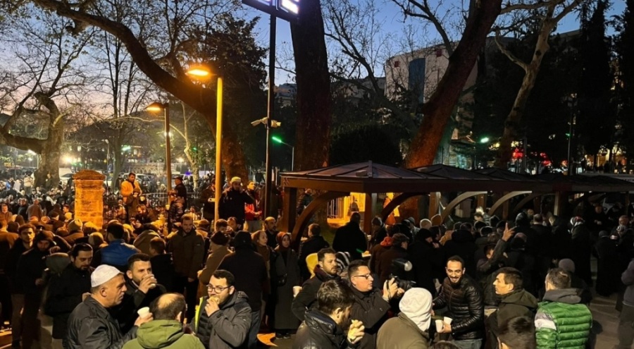 Yılın ilk günü Ulu Cami'ye giden Bursalılar trafiği kilitledi