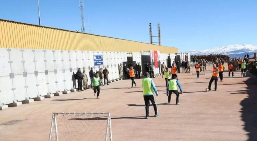 Bakan Soylu jandarmalarla maç yaptı