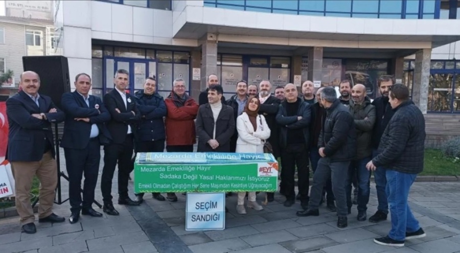 EYT'liler, sevinçten "tabut" parçaladılar