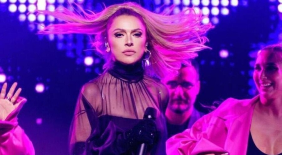 Hadise'den cesur poz