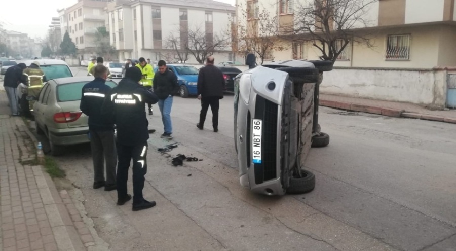 Bursa'da araçlara çarparak devrildi: 2 yaralı