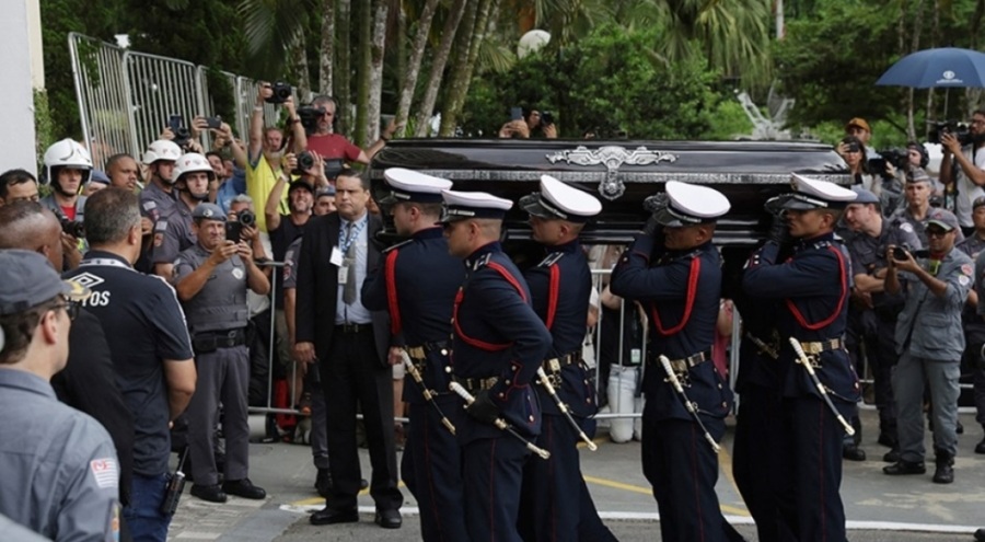 Pele son yolculuğuna uğurlandı