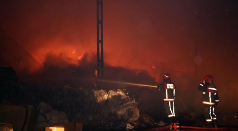 Geri dönüşüm fabrikasında yangın: İtfaiye eri yaralandı