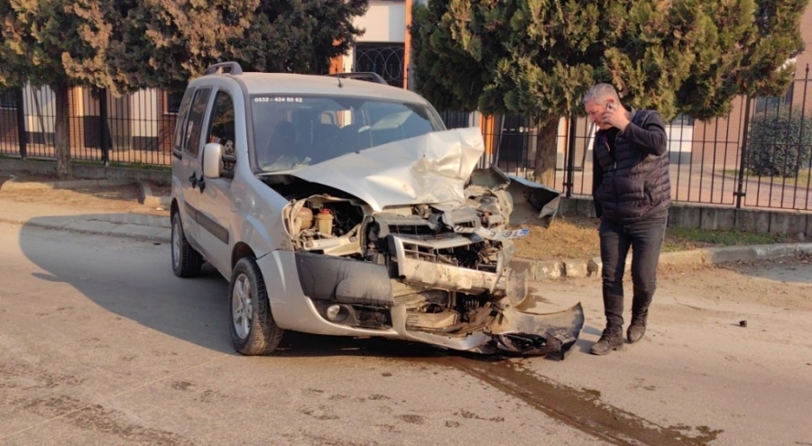 Bursa'da kamyonetle hafif ticari araç çarpıştı